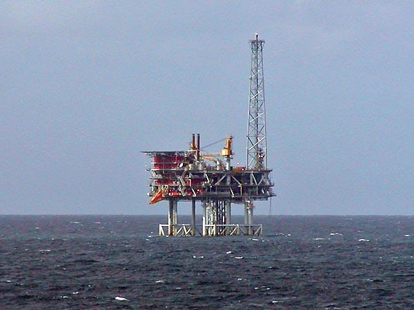 North_Sea_oil_platform.jpg.60a935e17b0840a7f1f0587c96444e3e.jpg